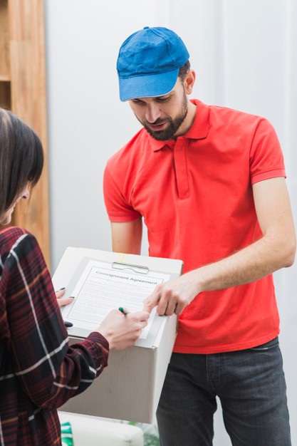 courier showing client place signature